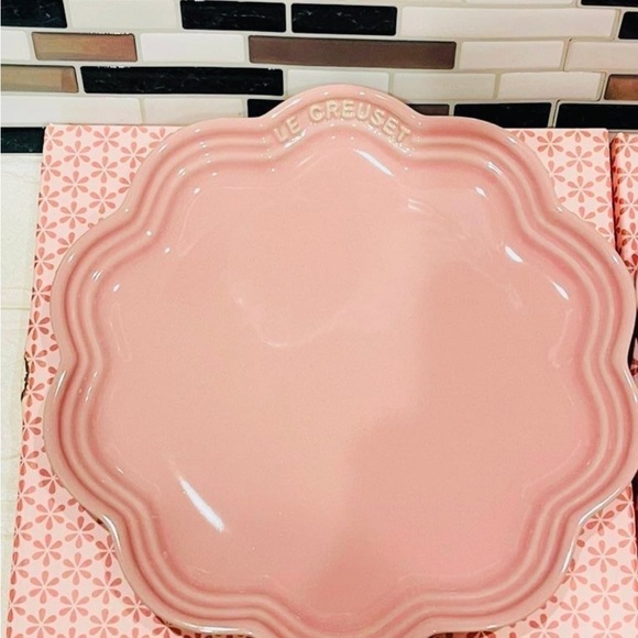 Le Creuset Frill Plates Set of 2 - Picture 3 of 5
